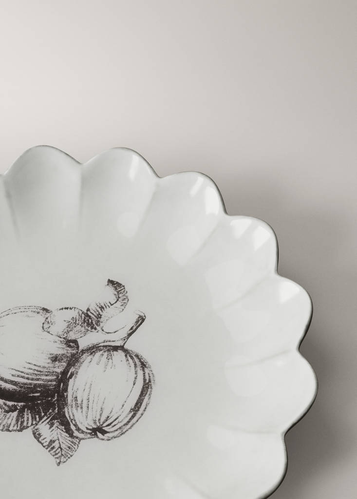 Stoneware dessert plate with scalloped shape — Light/Pastel Grey