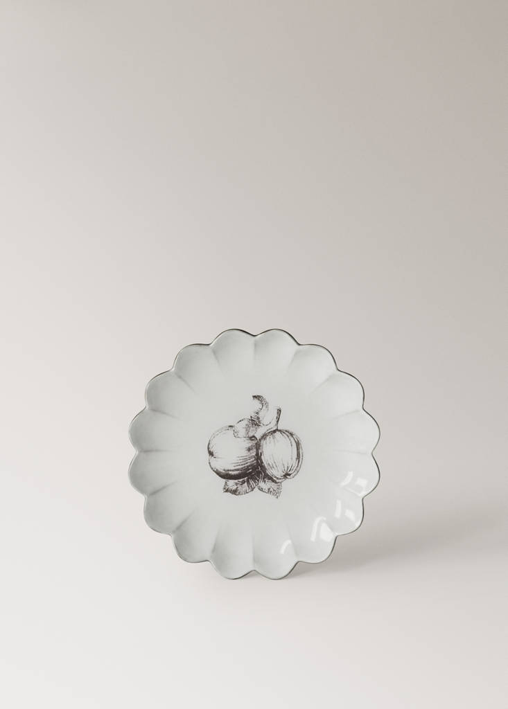Stoneware dessert plate with scalloped shape — Light/Pastel Grey