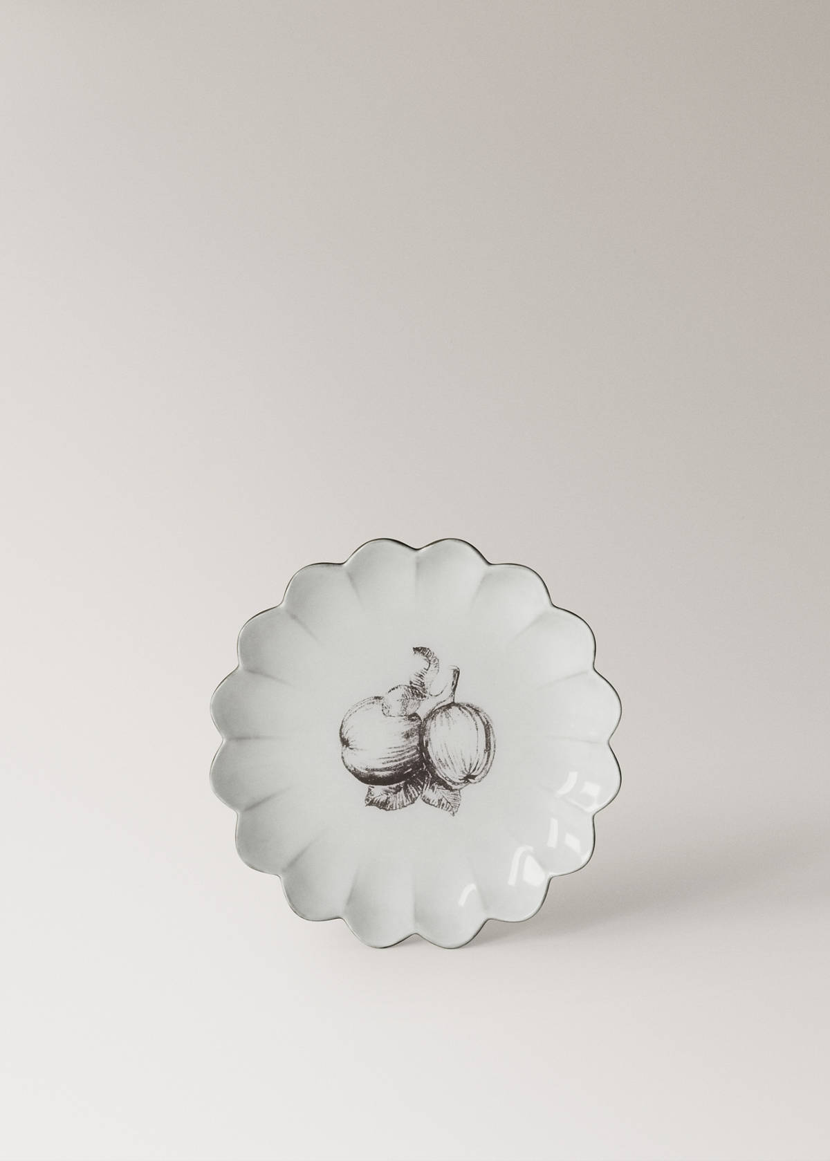 Stoneware dessert plate with scalloped shape — Light/Pastel Grey