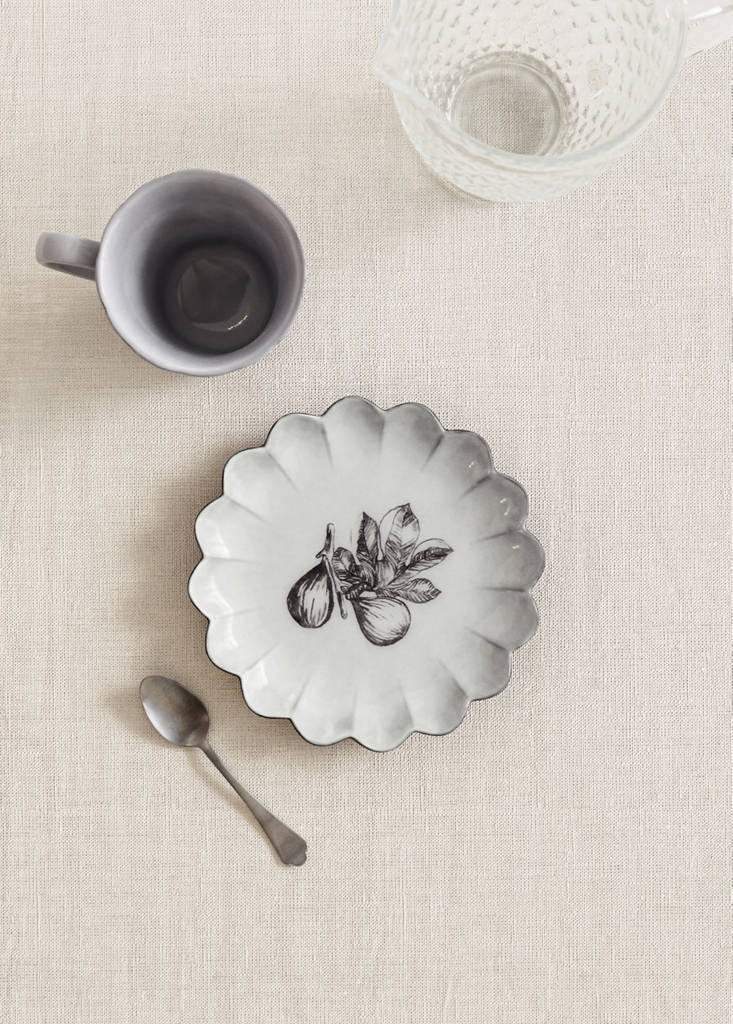 Stoneware dessert plate with scalloped shape — Grey