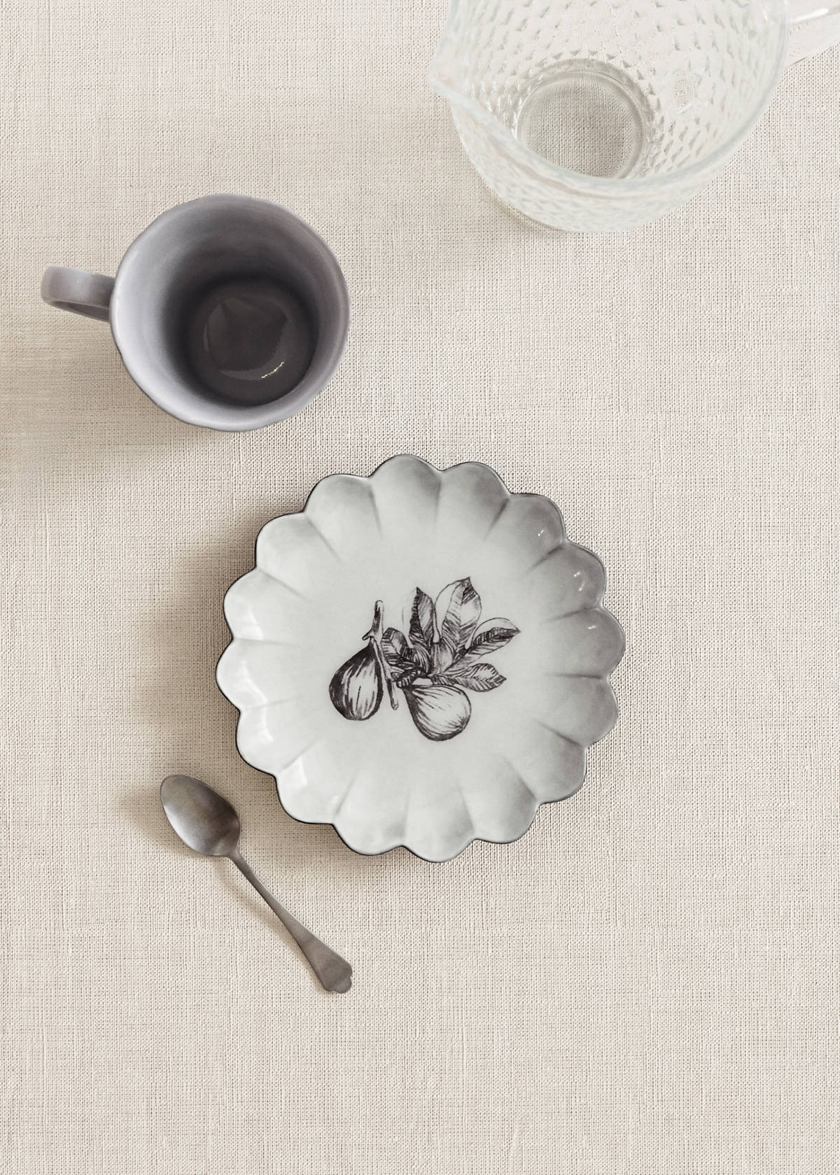 Stoneware dessert plate with scalloped shape — Grey