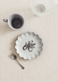 Stoneware dessert plate with scalloped shape — Grey 1
