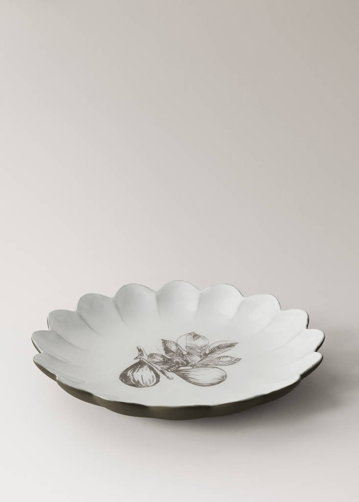Stoneware dessert plate with scalloped shape — Grey