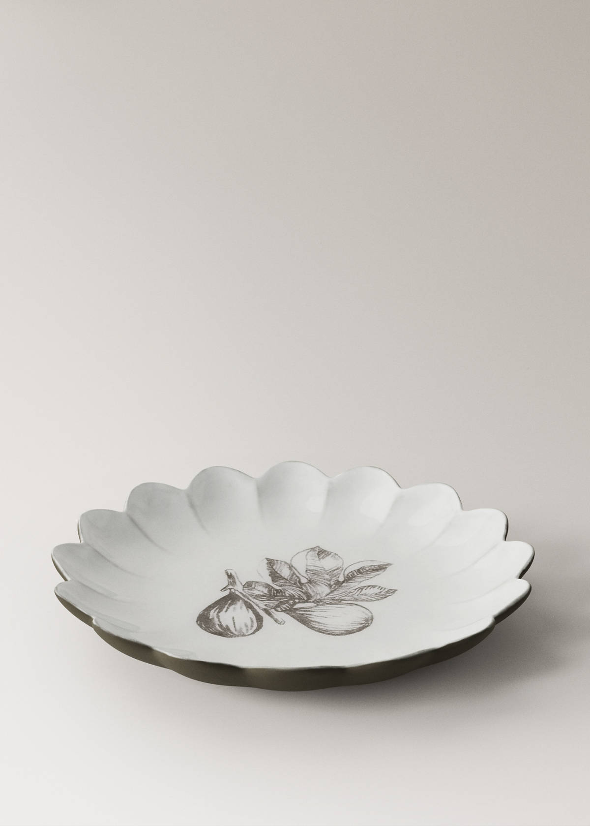 Stoneware dessert plate with scalloped shape — Grey