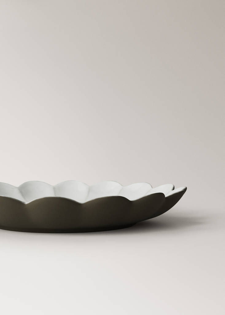 Stoneware dessert plate with scalloped shape — Grey