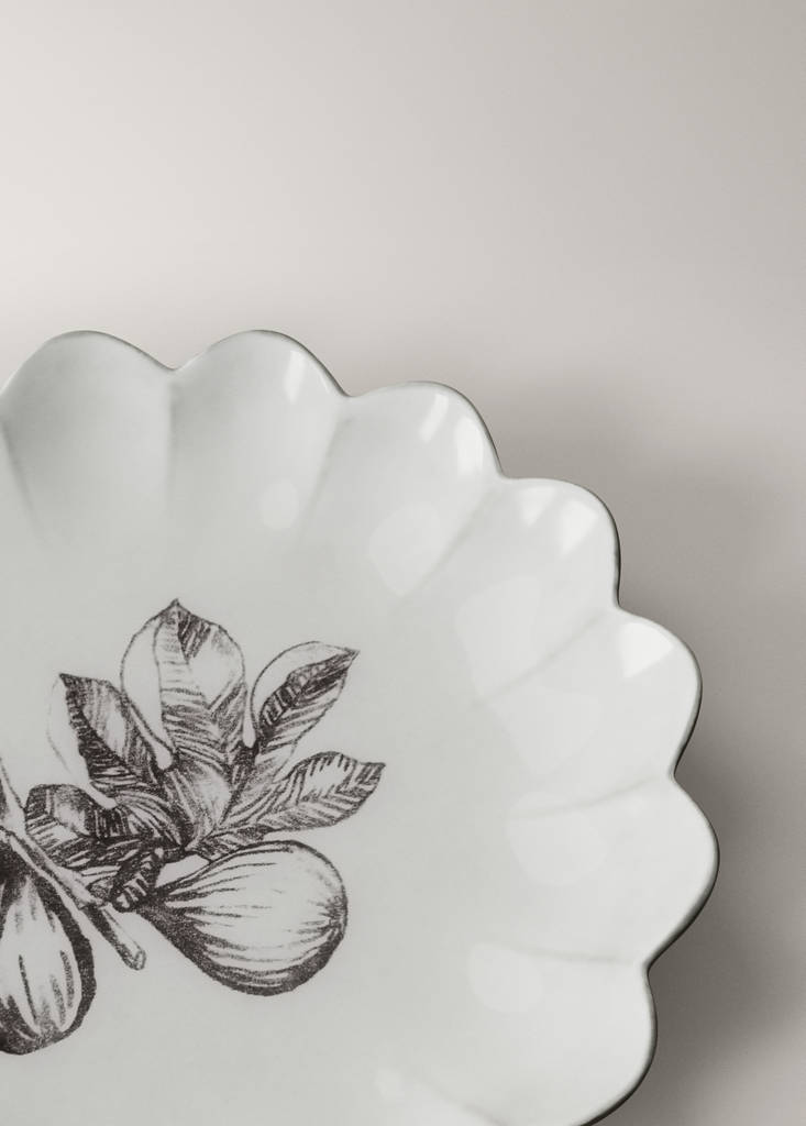 Stoneware dessert plate with scalloped shape — Grey