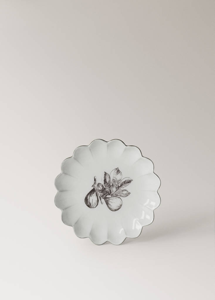 Stoneware dessert plate with scalloped shape — Grey