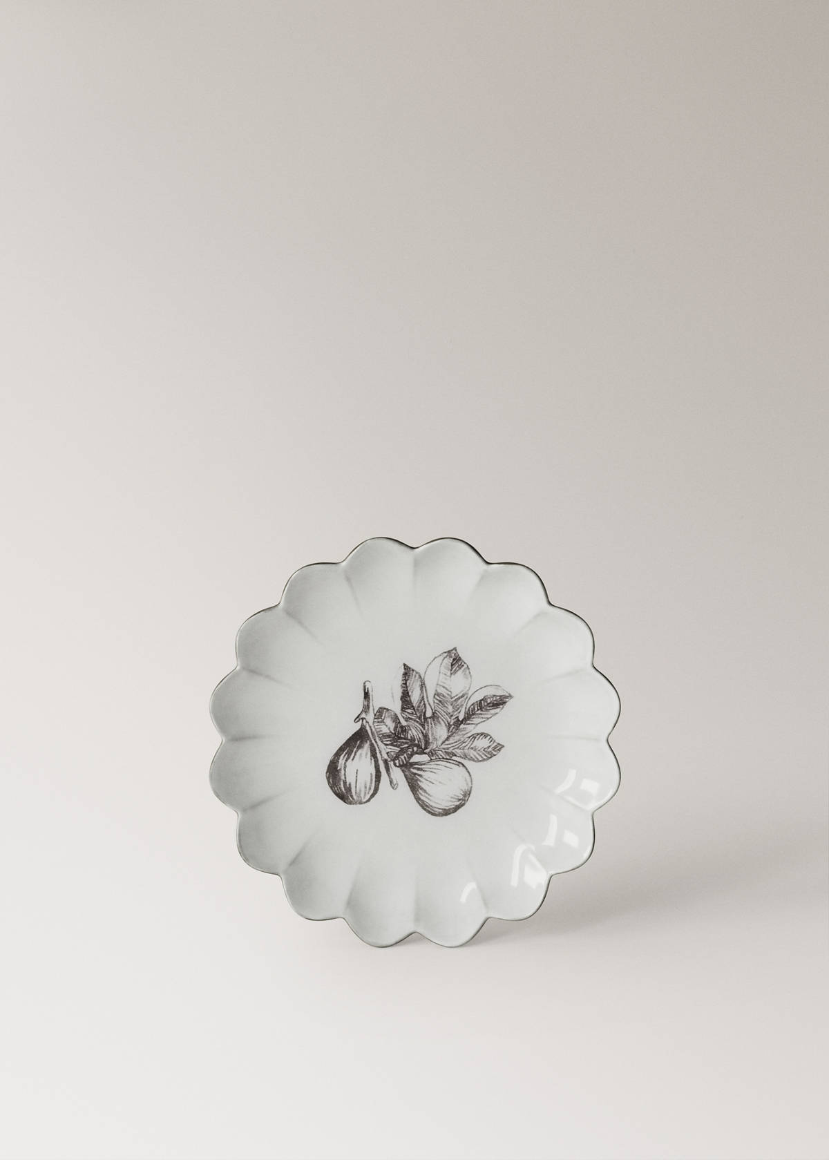 Stoneware dessert plate with scalloped shape — Grey