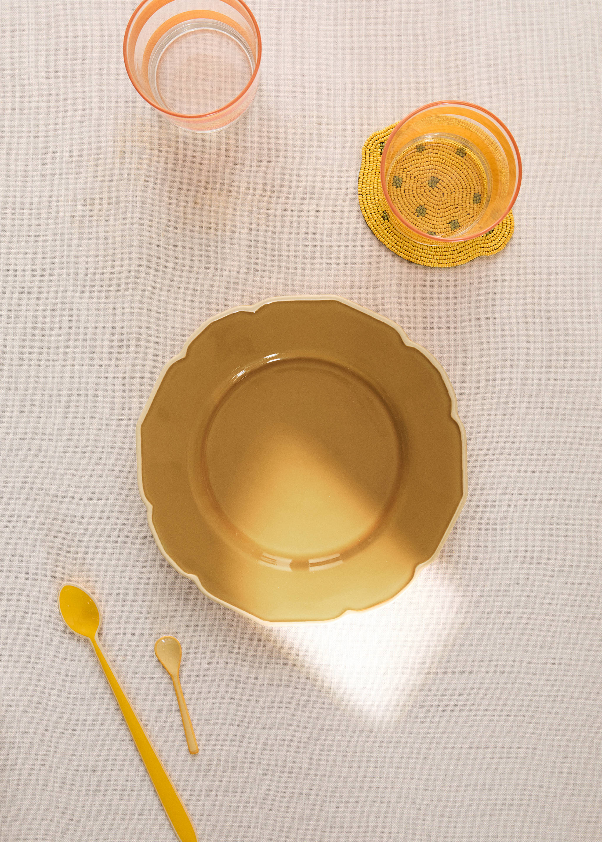 Stoneware dessert plate with wavy design - General plane