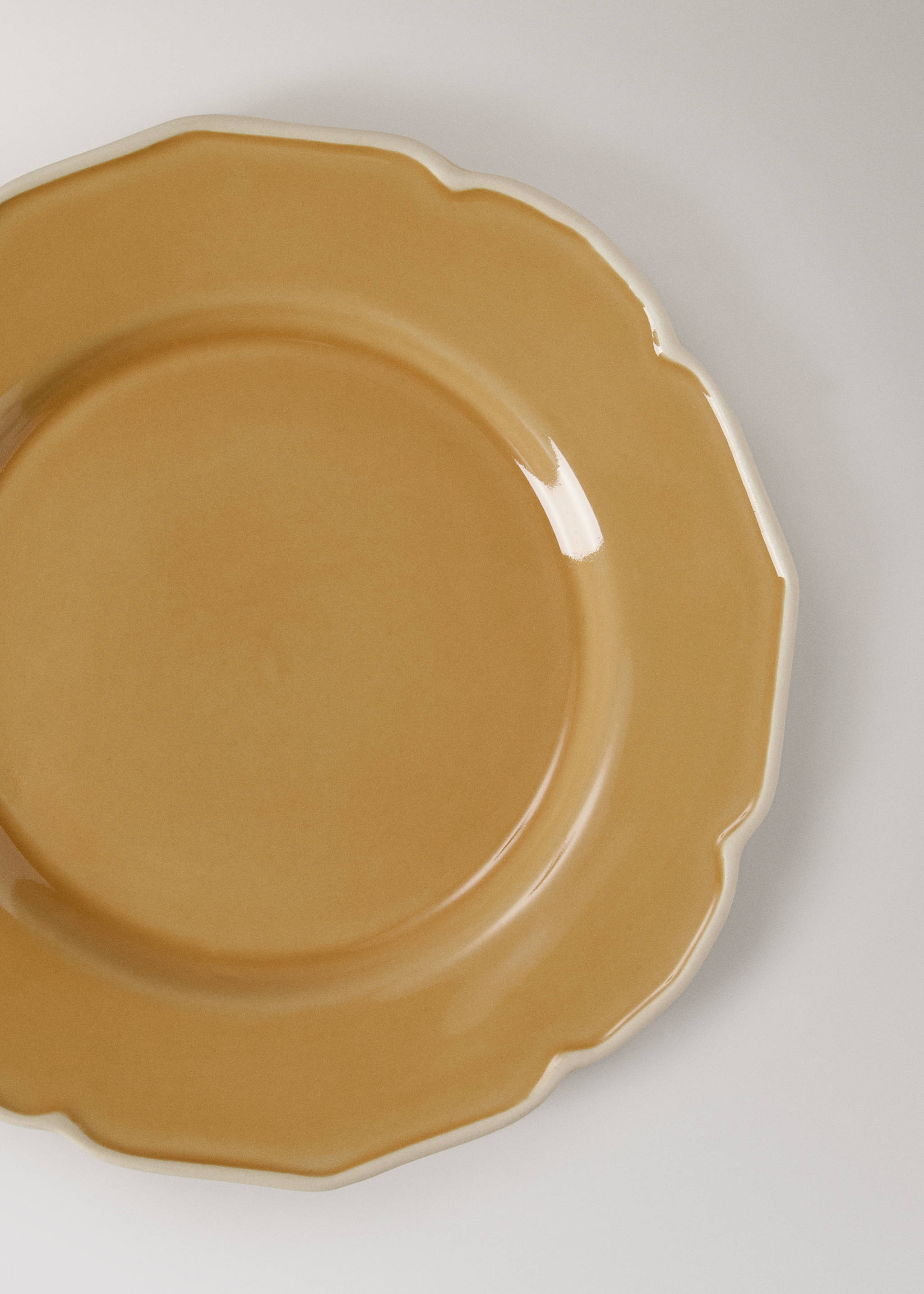 Stoneware dessert plate with wavy design - Details of the article 1