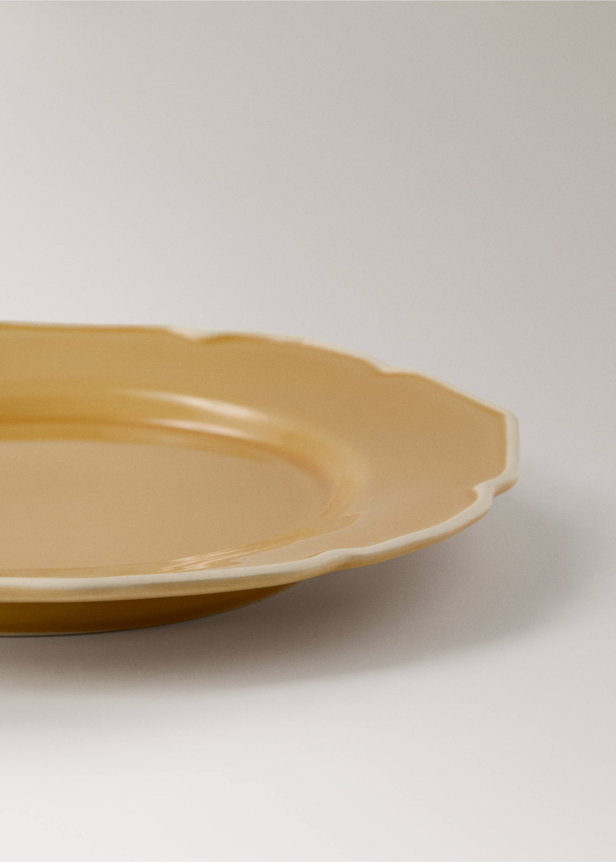 Stoneware dessert plate with wavy design - Details of the article 2, Mustard. Ref: 27021527-00.