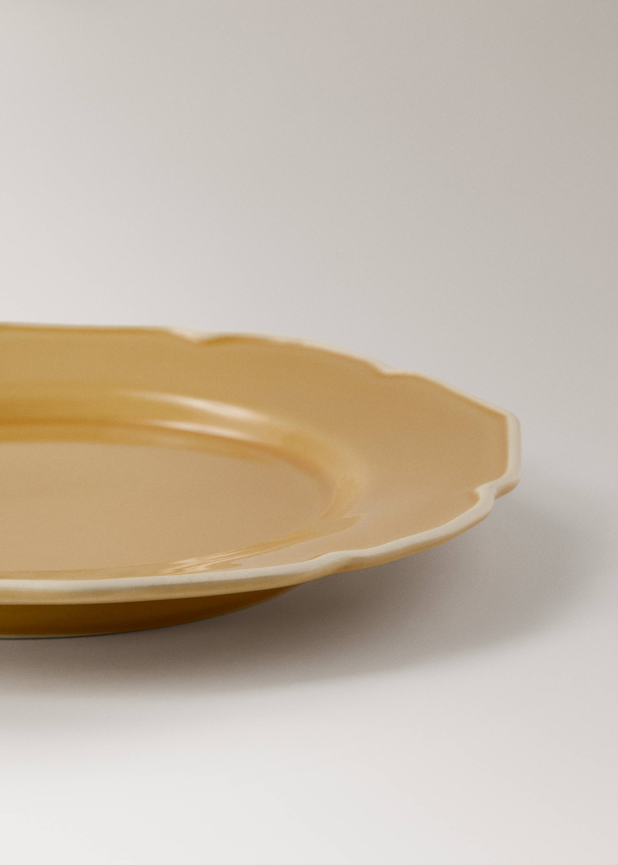 Stoneware dessert plate with wavy design - Details of the article 2