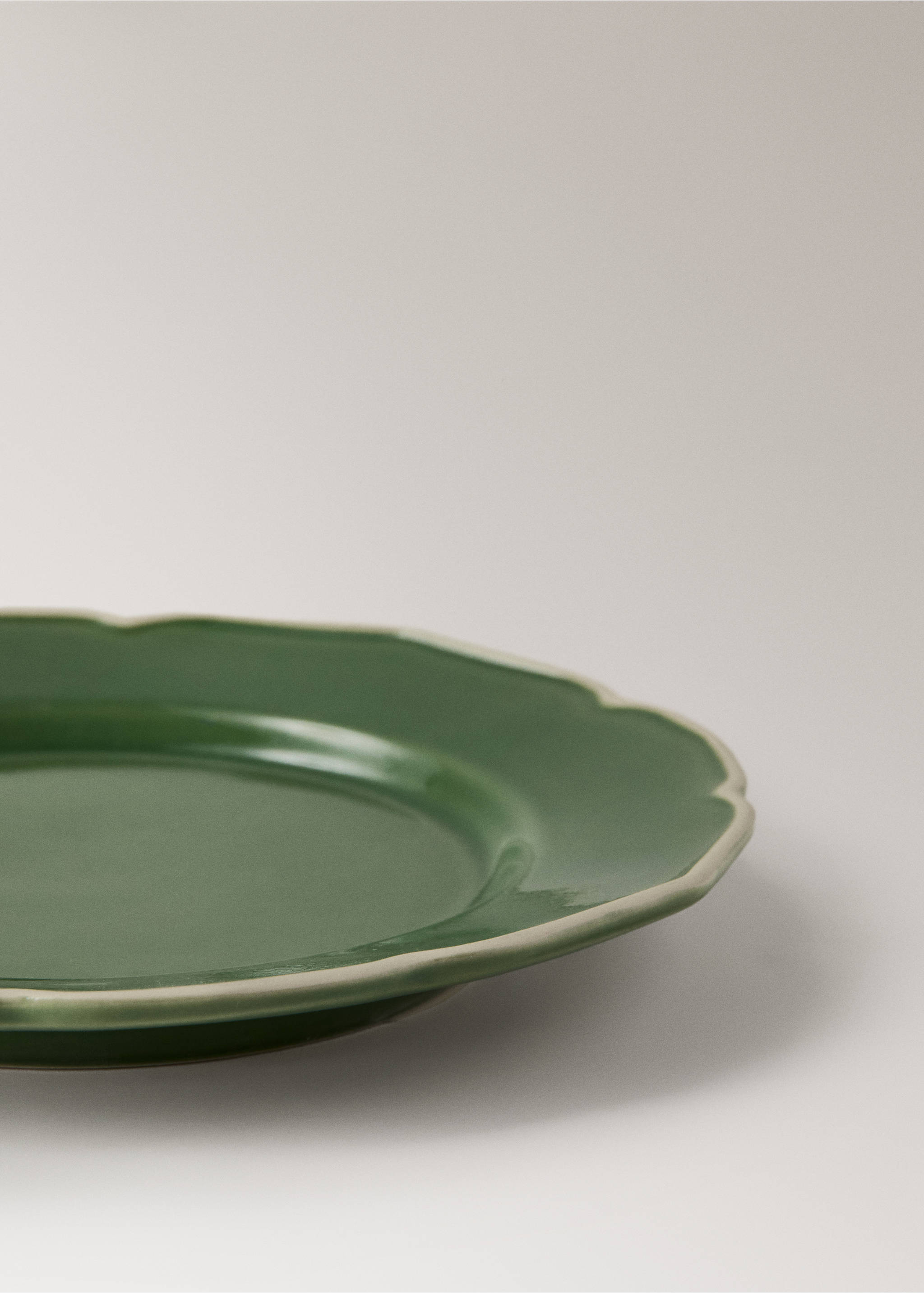 Stoneware dessert plate with wavy design - Details of the article 2, Green. Ref: 27021527-00.