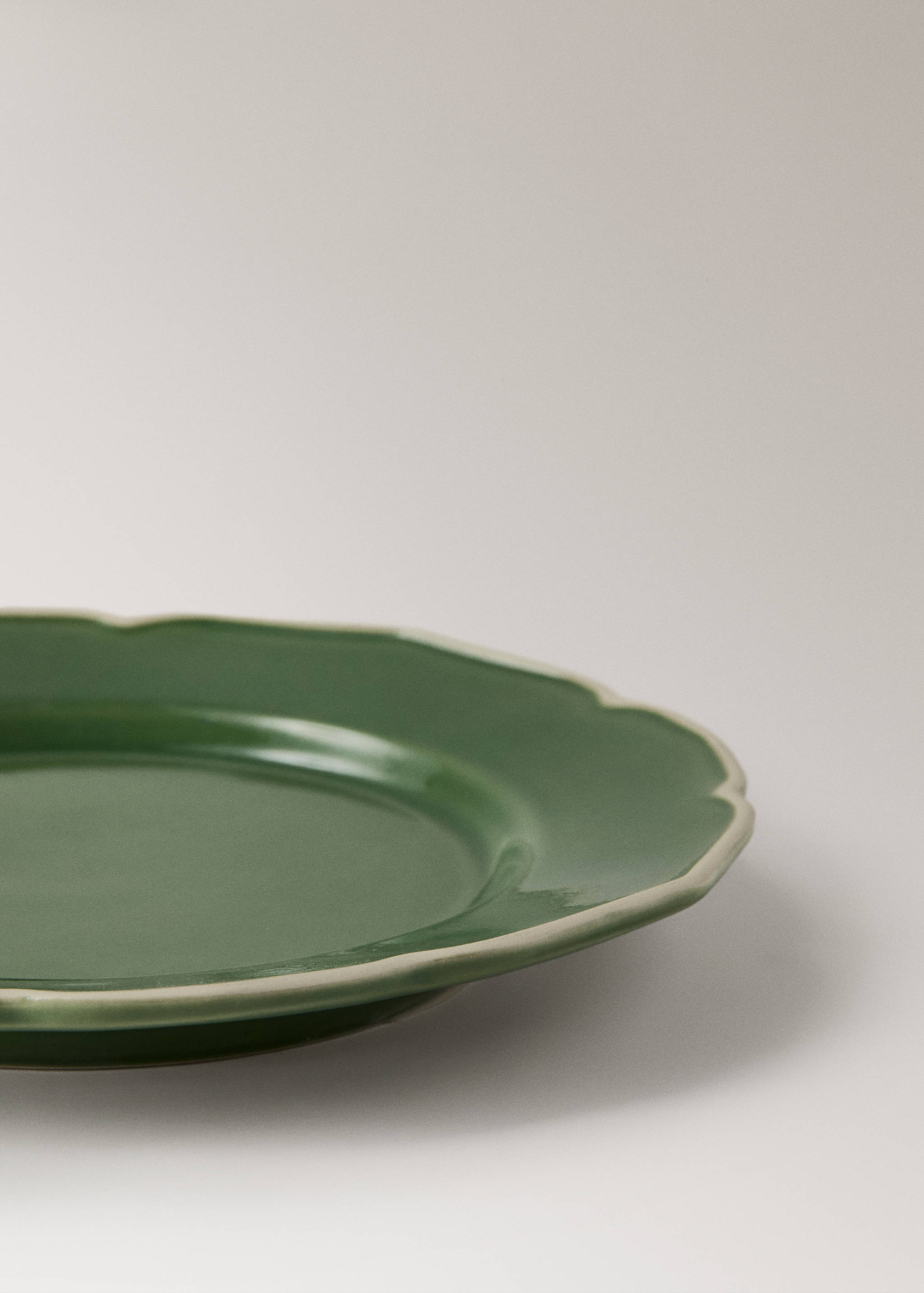 Stoneware dessert plate with wavy design - Details of the article 2