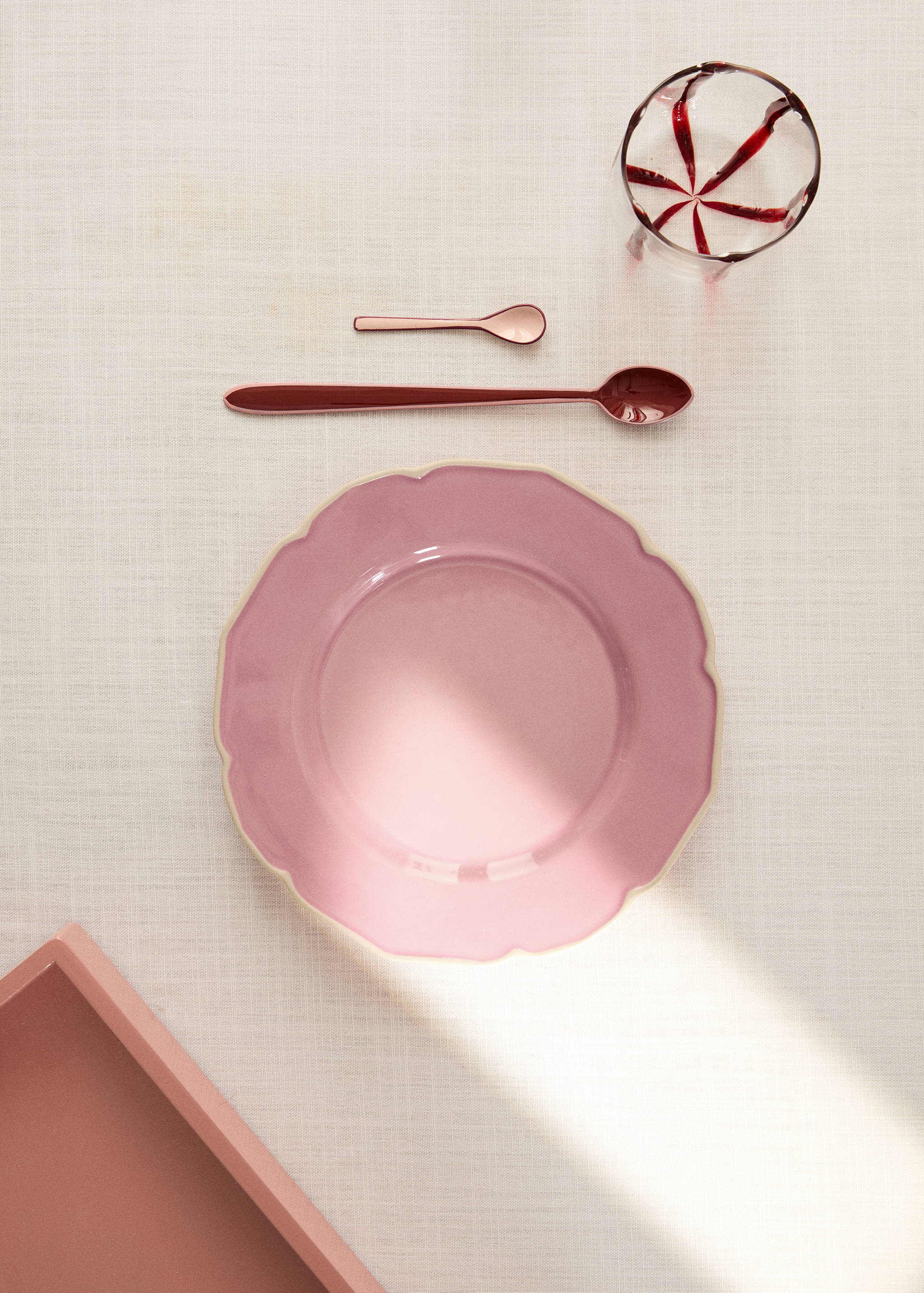 Stoneware dessert plate with wavy design - General plane