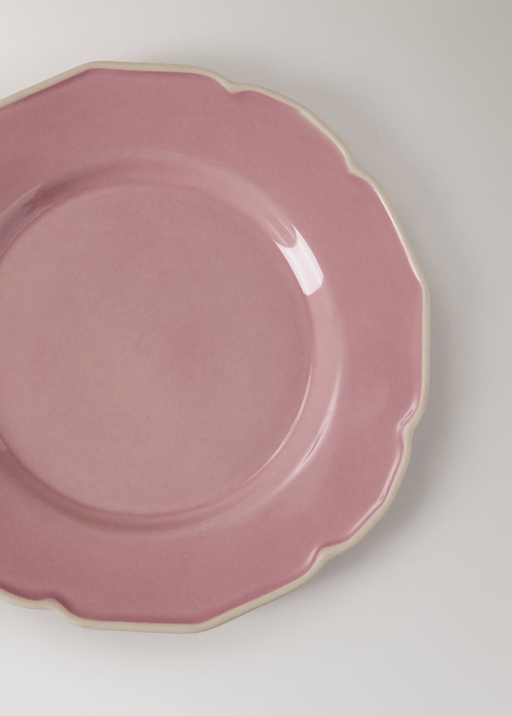 Stoneware dessert plate with wavy design - Details of the article 1