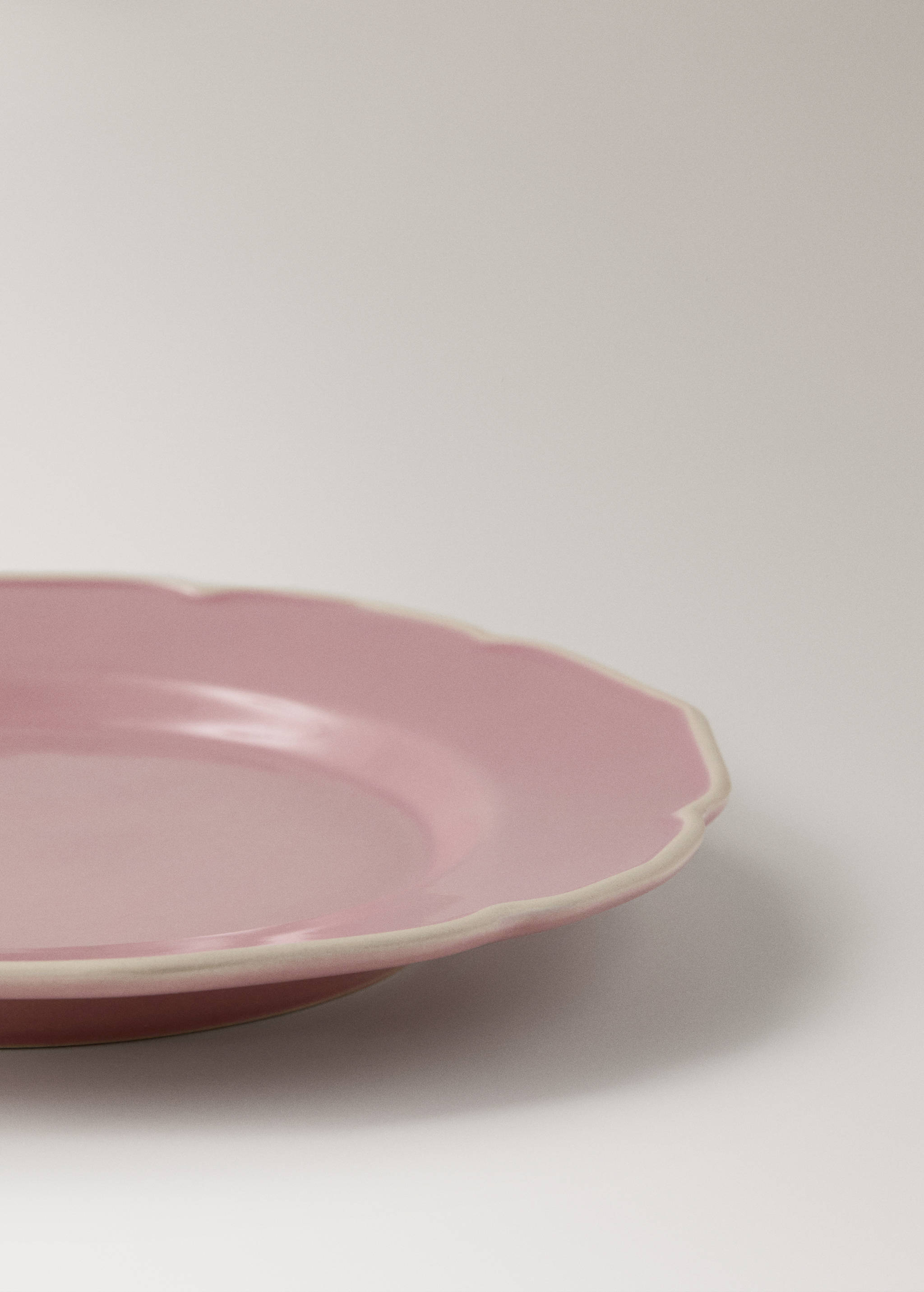 Stoneware dessert plate with wavy design - Details of the article 2