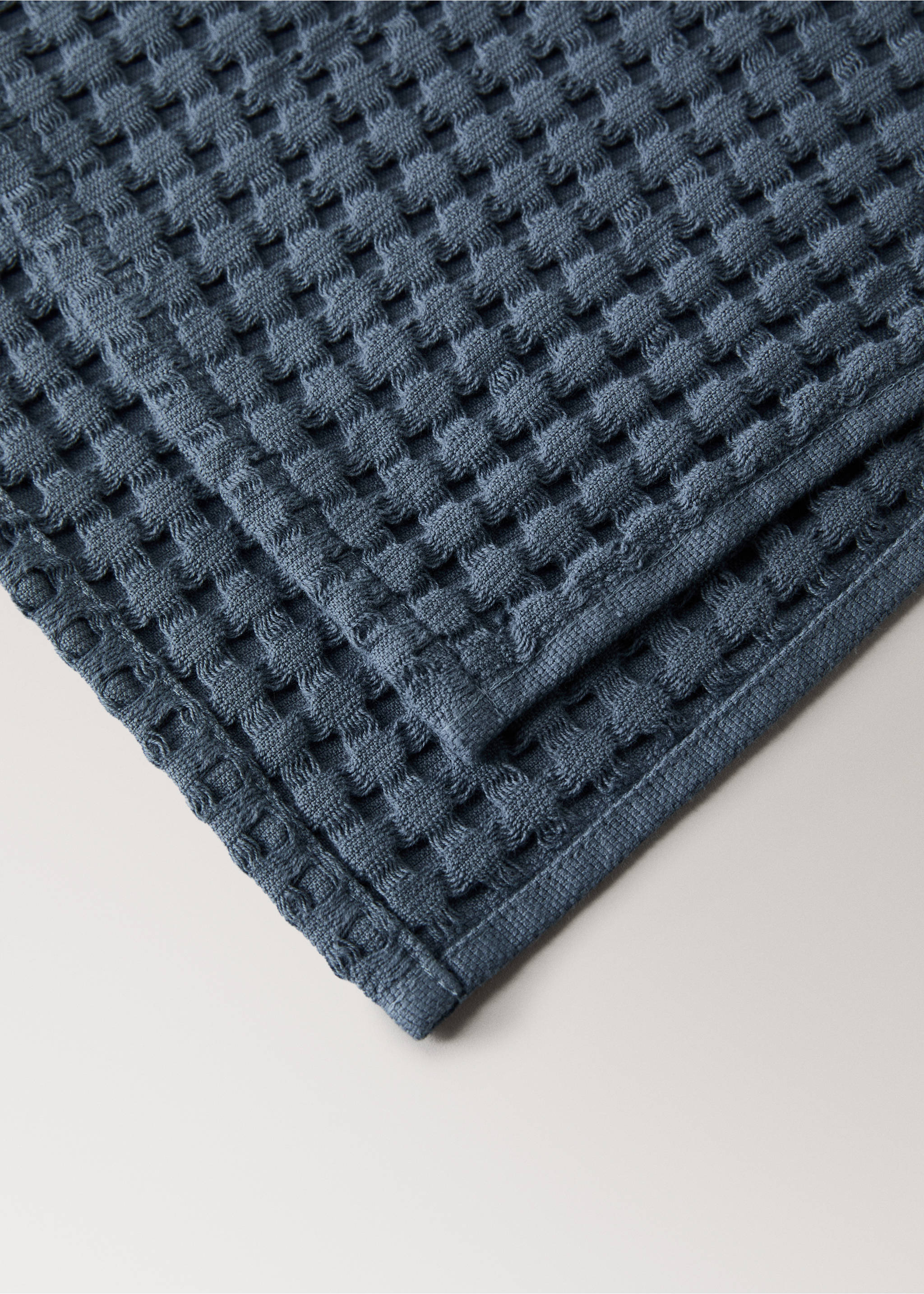 Cotton waffle hand towel - Details of the article 2, Indigo Blue. Ref: 27021531-00.