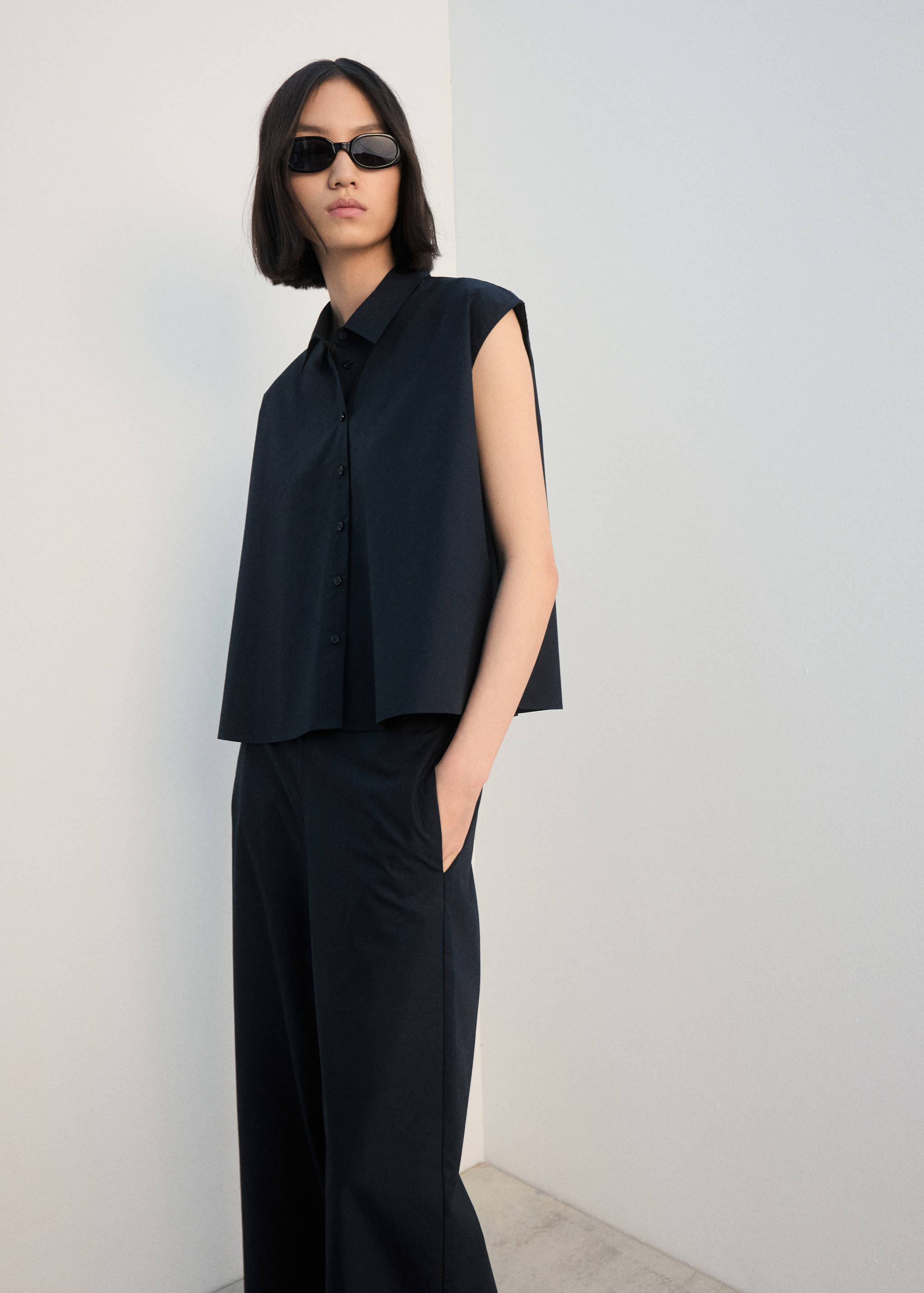 Straight-fit trousers with elastic waist - Details of the article 1