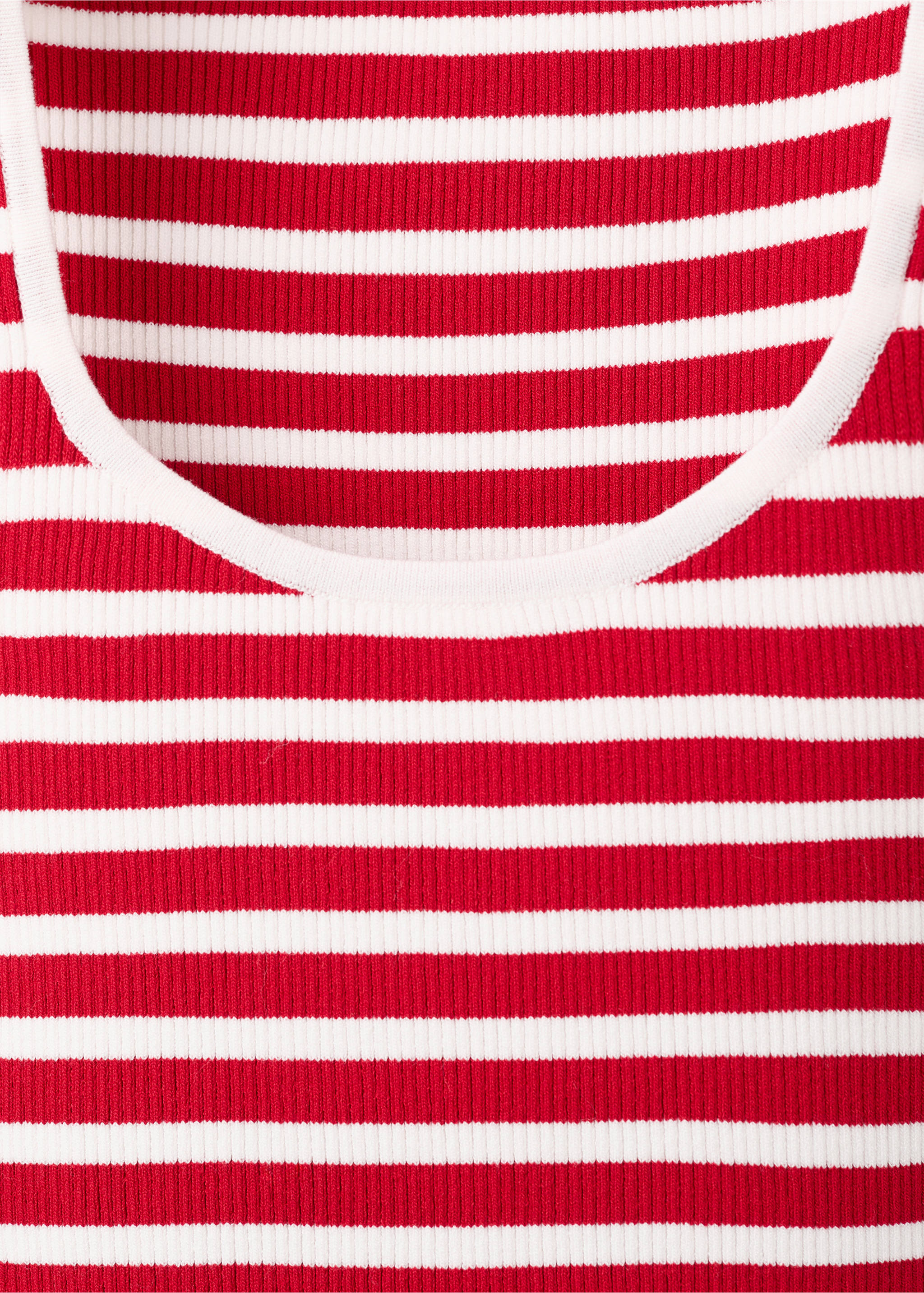 Pleat detailed top - Details of the article 8, Red. Ref: 27022541-00.
