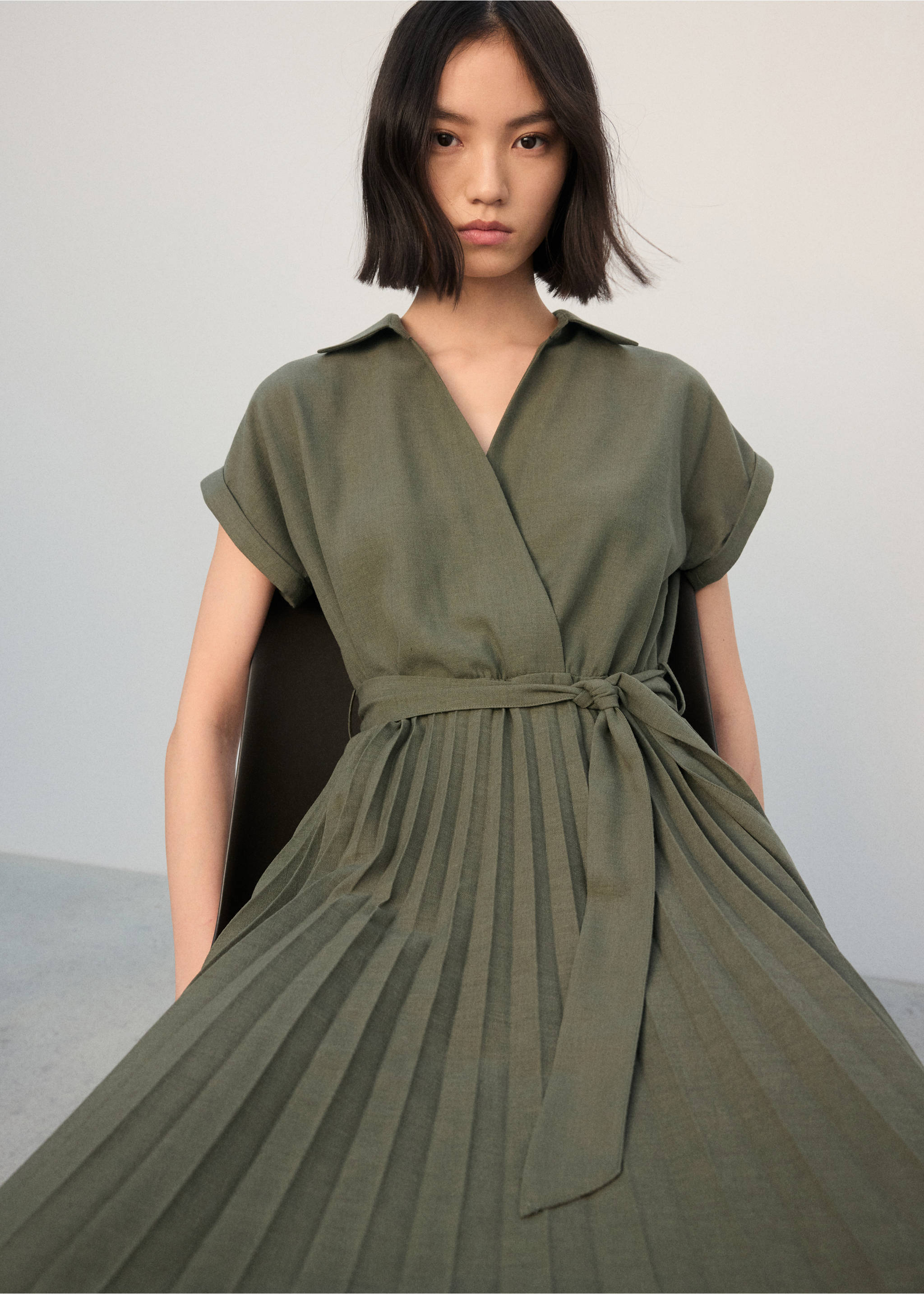 Pleated shirt dress - Details of the article 2, Khaki. Ref: 27022542-00.