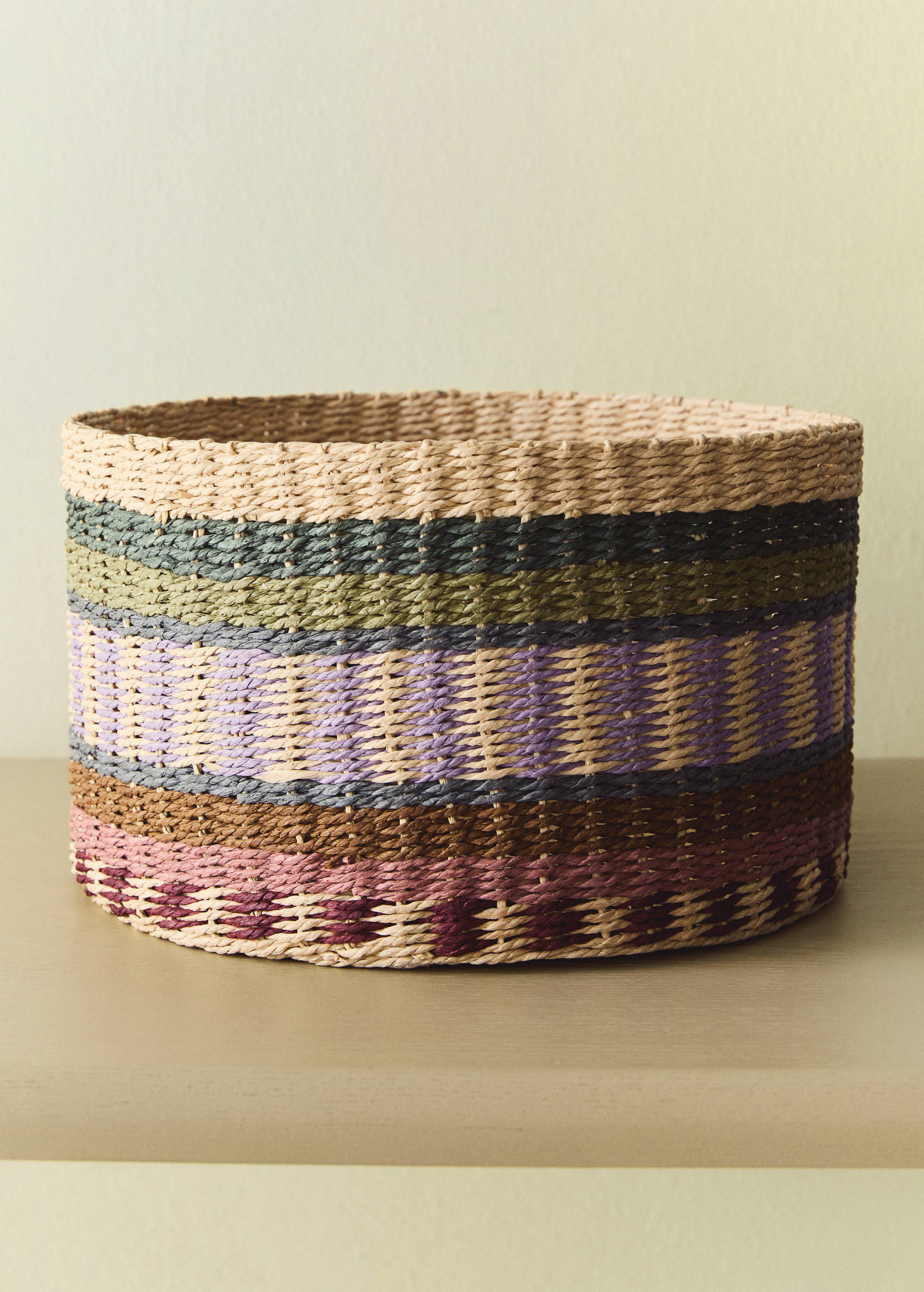Large multicoloured patterned round basket - General plane