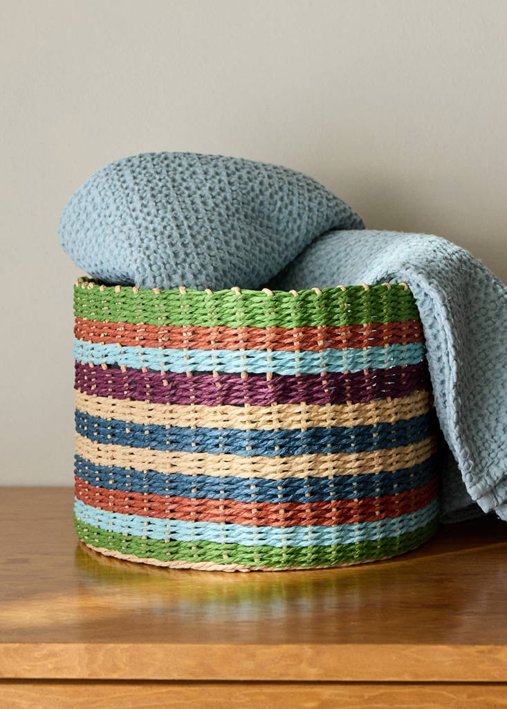 Small circular basket with colourful pattern — Green