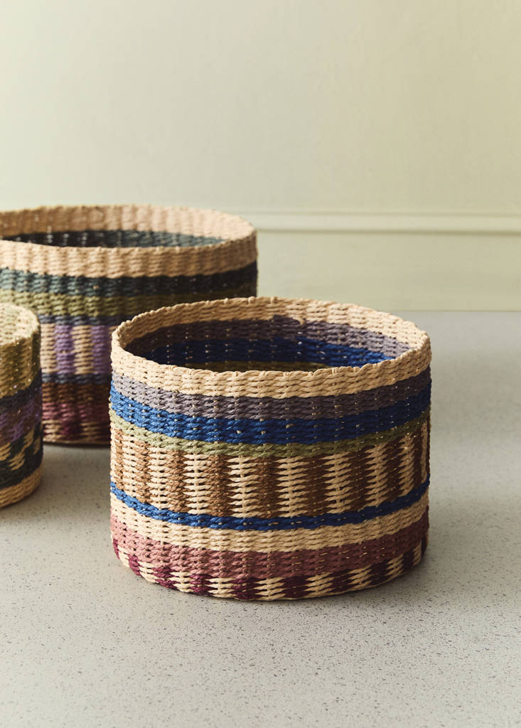Small circular basket with colourful pattern — Purple