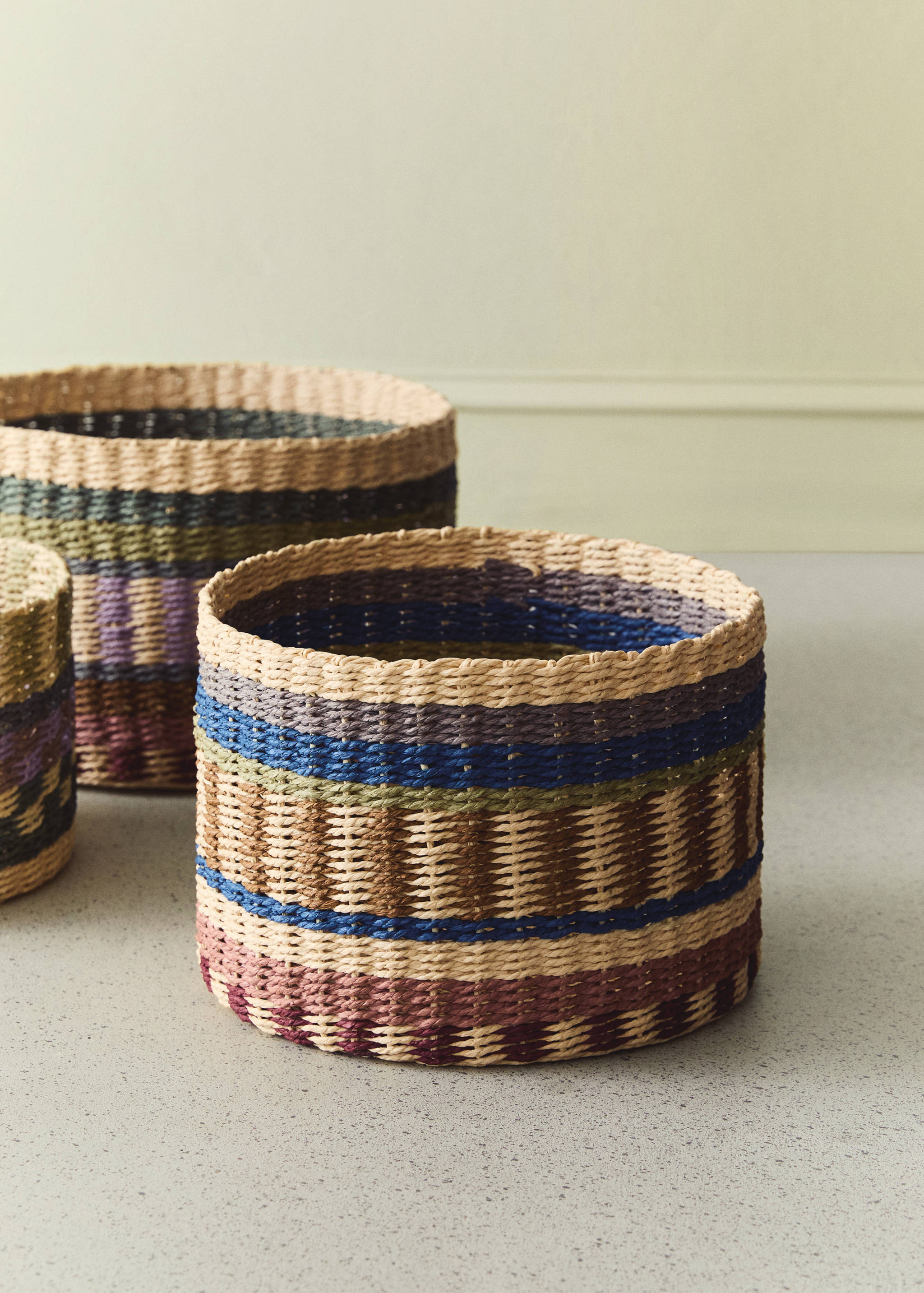 Medium multicoloured patterned circular basket - General plane