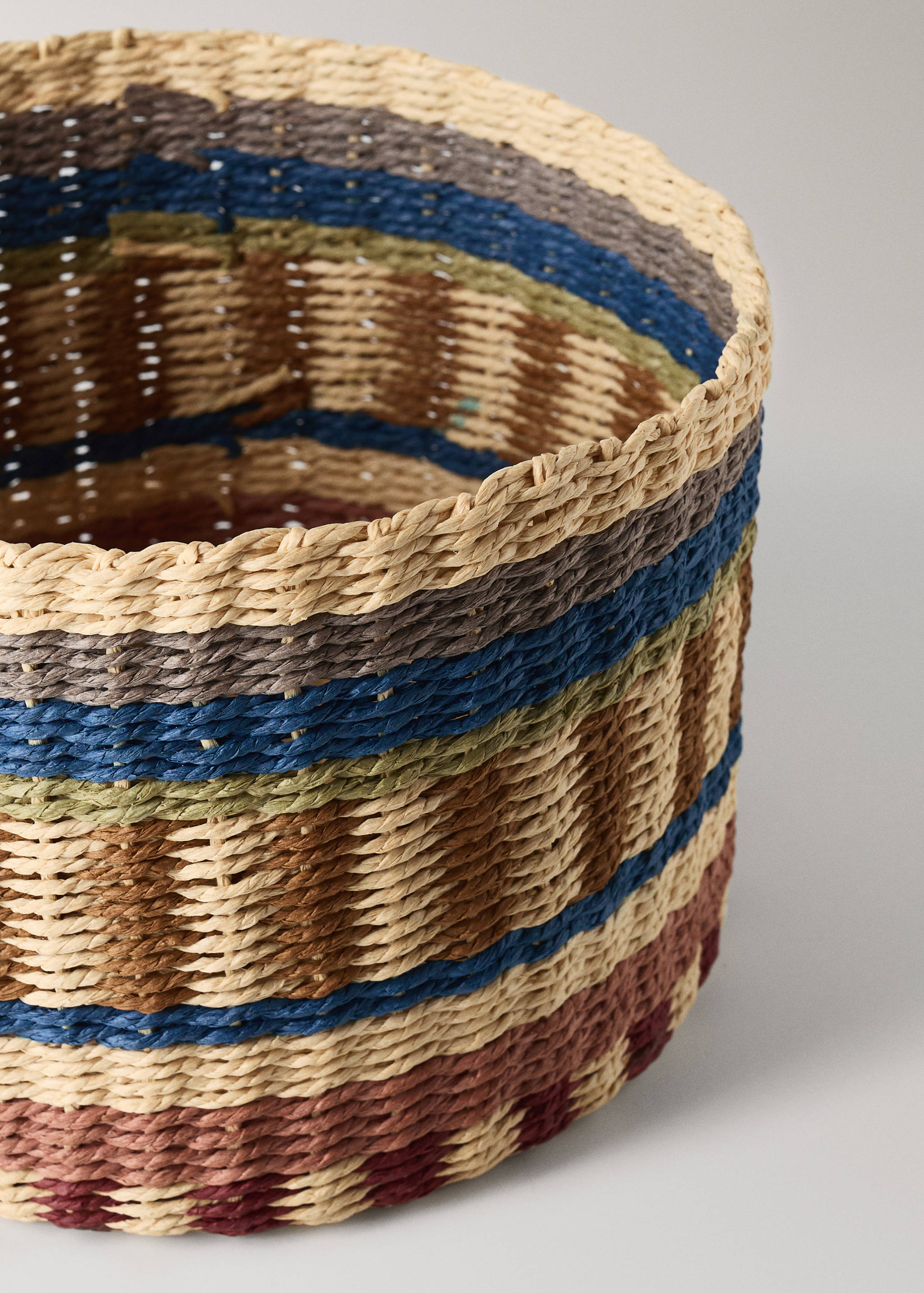 Medium multicoloured patterned circular basket - Details of the article 1