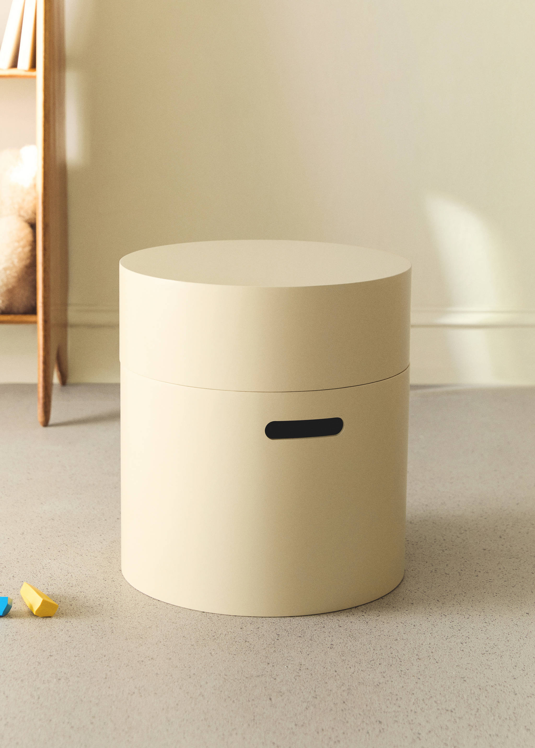 Caixa de madeira com tampa cilíndrica e detalhe de asa retangular - Plano geral