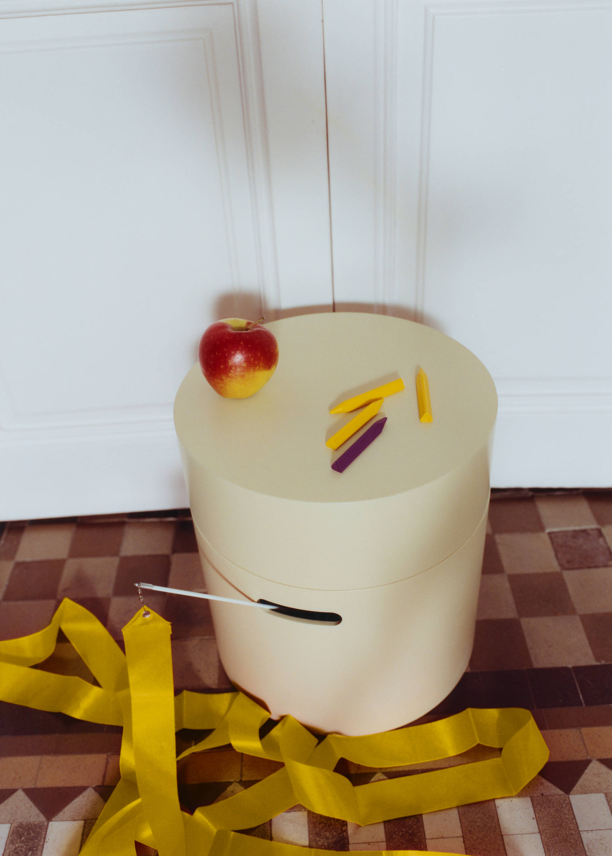 Wooden box with cylindrical lid and rectangular handle detail - Details of the article 6