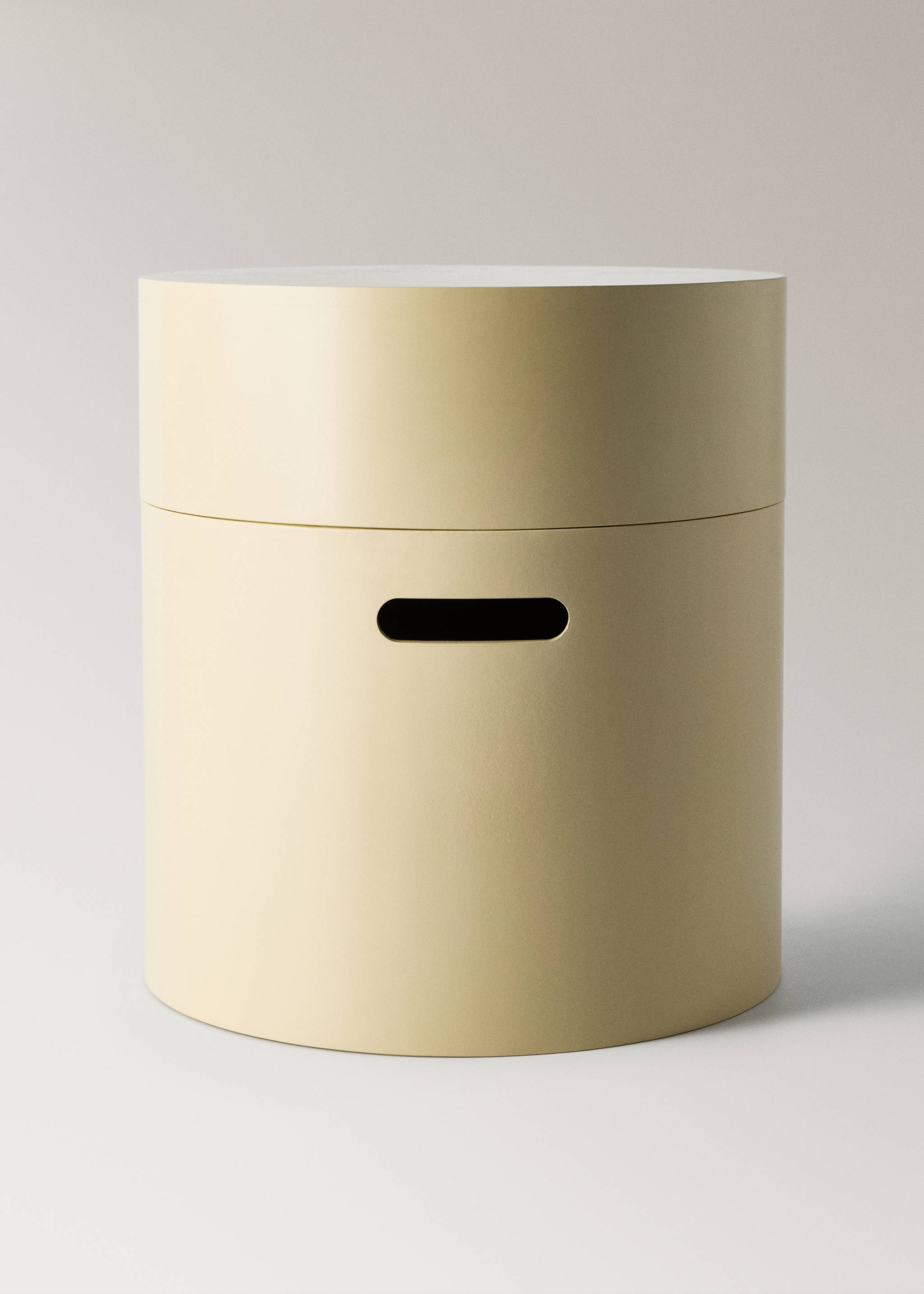 Boîte en bois avec couvercle cylindrique et poignée rectangulaire - Article sans modèle