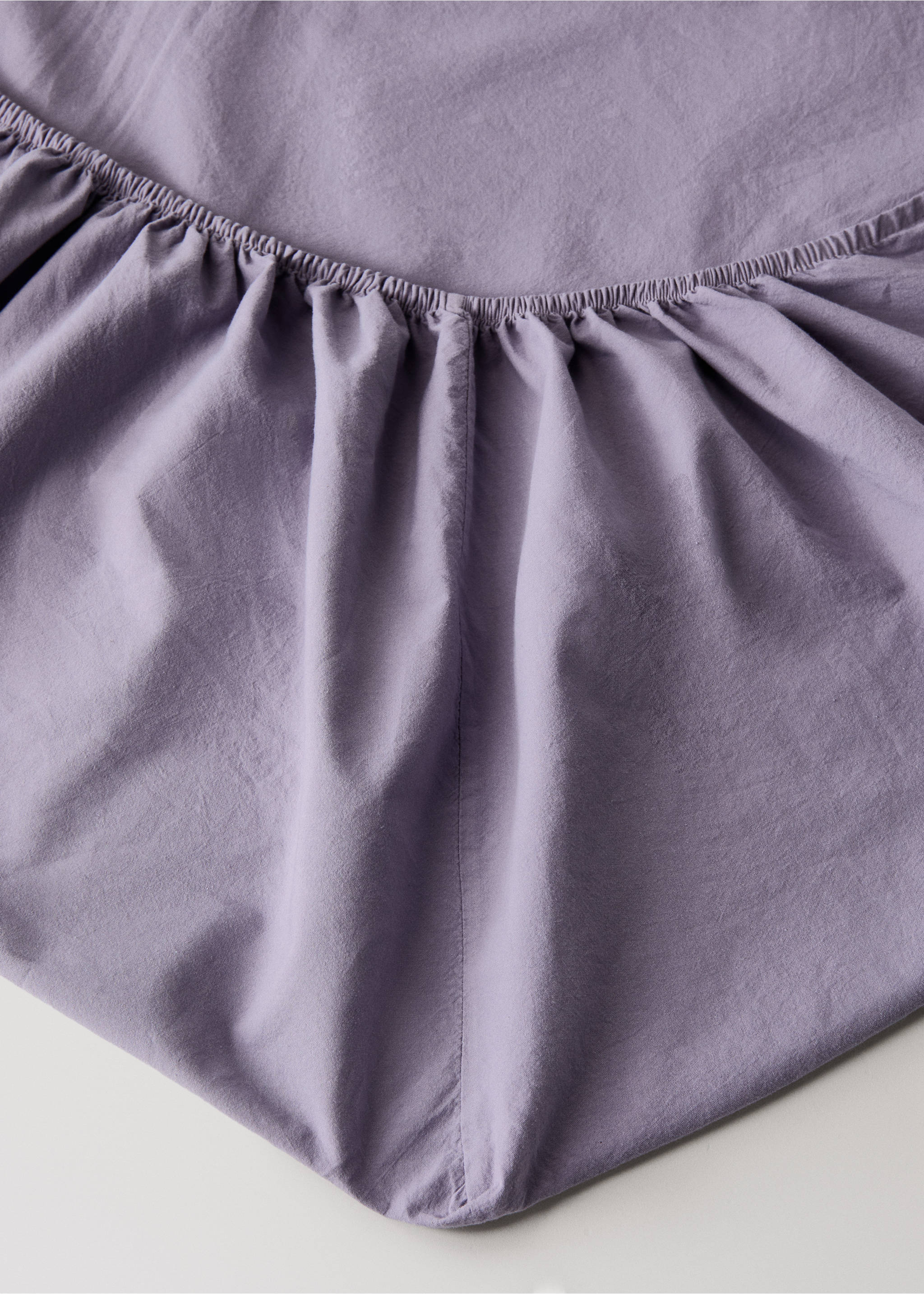 Garment-dyed cotton fitted sheet for 180-cm bed - Details of the article 1, Light/Pastel Purple. Ref: 27022918-00.