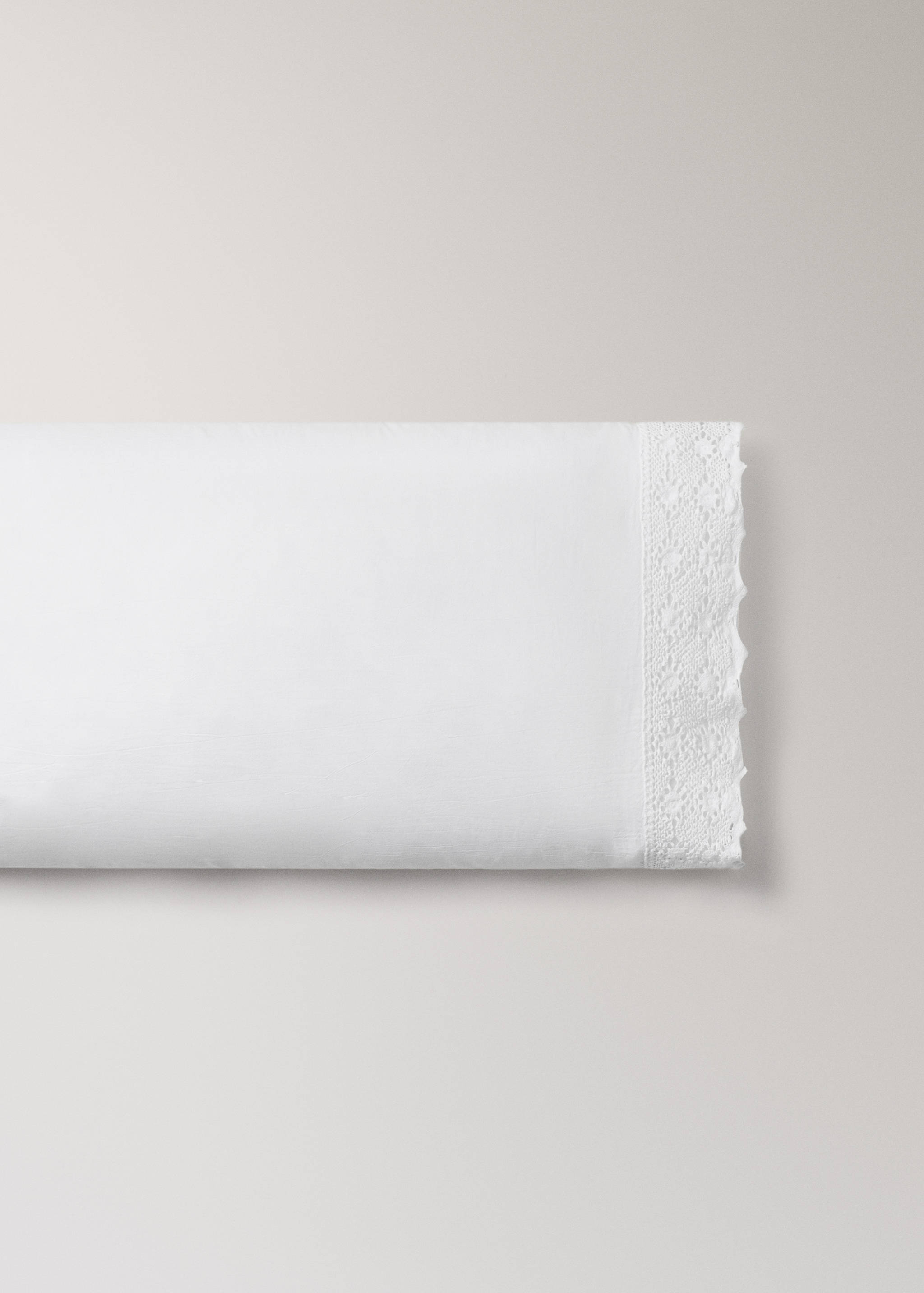 Putetrekk i garnfarget bomull med bred blondekant, 45x110 cm - Artikkel uten modell