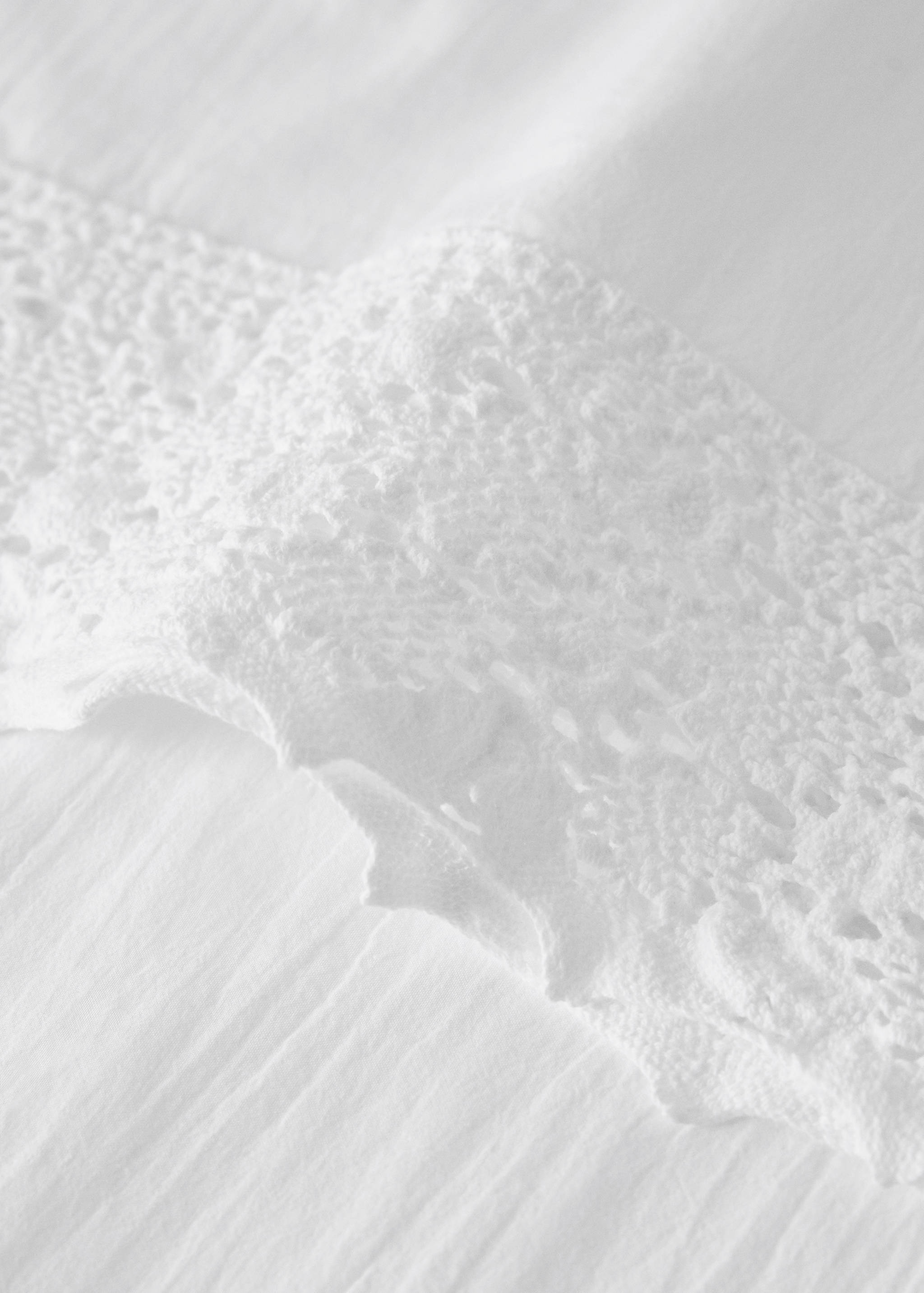 Putetrekk i garnfarget bomull med bred blondekant, 45x110 cm - Artikkeldetalj 1