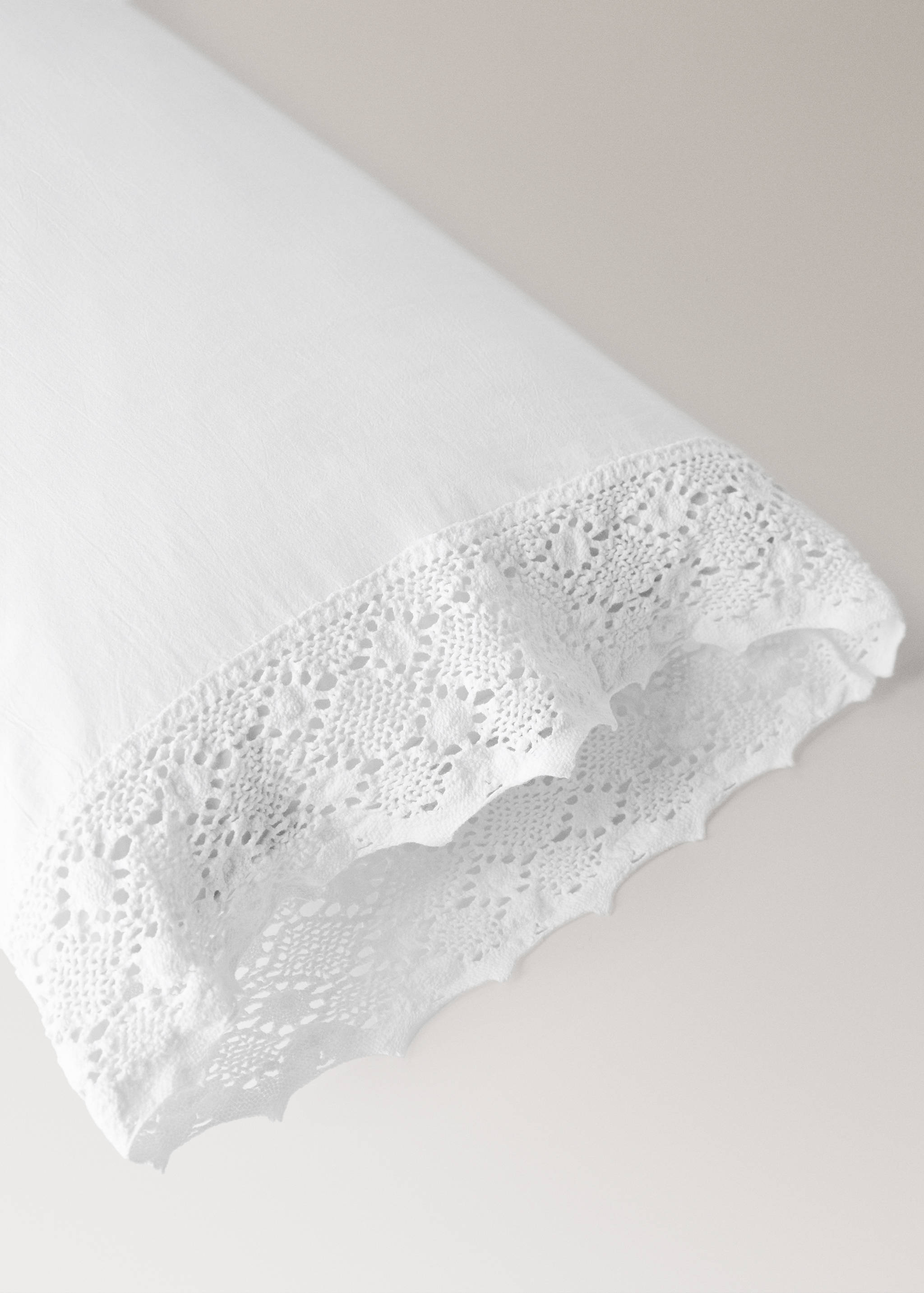 Putetrekk i garnfarget bomull med bred blondekant, 45x110 cm - Artikkeldetalj 2