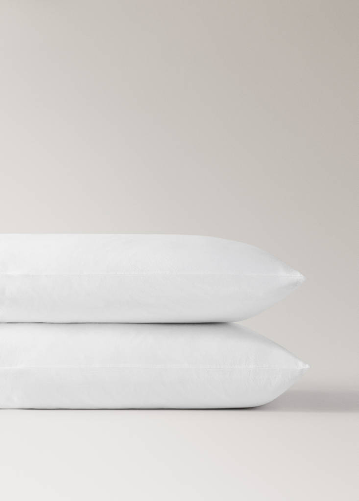 Two garment-dyed cotton pillowcases with wide lace 50x75 cm — White