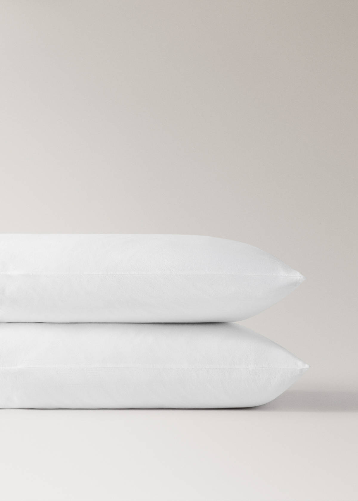Two garment-dyed cotton pillowcases with wide lace 50x75 cm — White