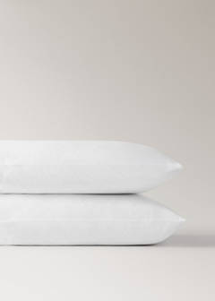 Two garment-dyed cotton pillowcases with wide lace 50x75 cm — White 1