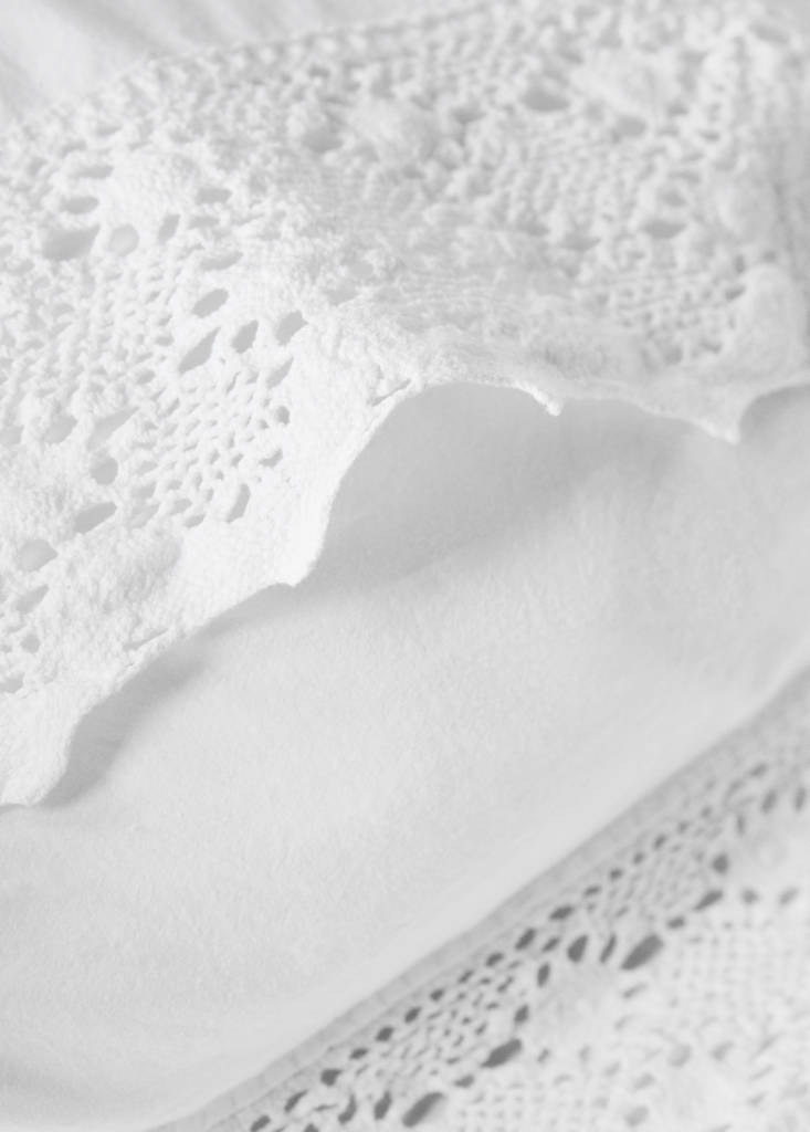 Two garment-dyed cotton pillowcases with wide lace 50x75 cm — White