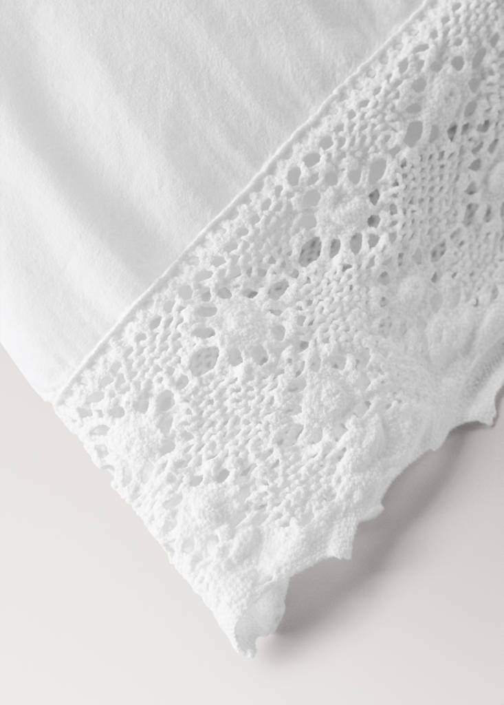 Two garment-dyed cotton pillowcases with wide lace 50x75 cm — White
