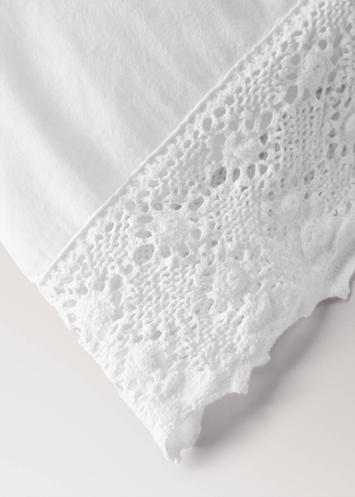 Two garment-dyed cotton pillowcases with wide lace 50x75 cm — White