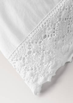 Two garment-dyed cotton pillowcases with wide lace 50x75 cm — White 3