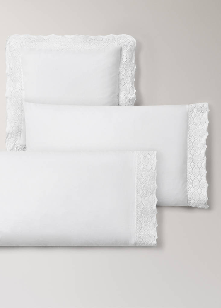 Two garment-dyed cotton pillowcases with wide lace 50x75 cm — White