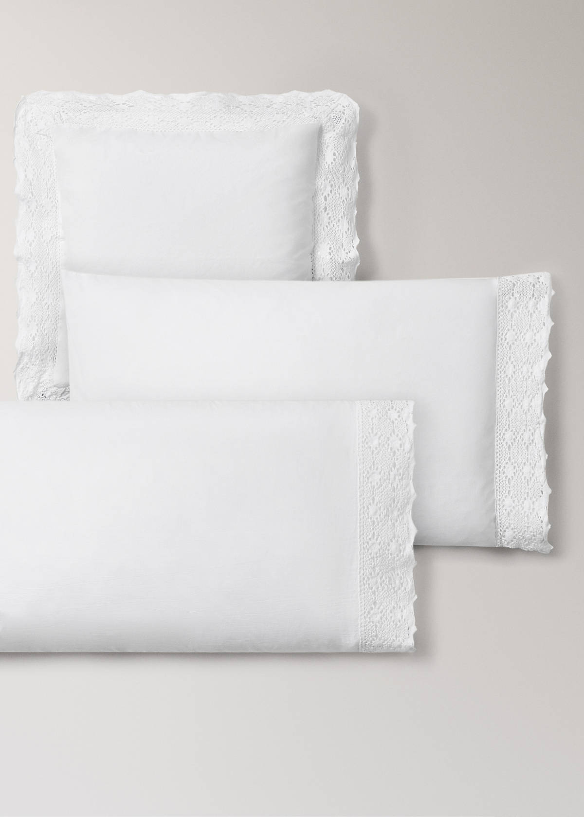 Two garment-dyed cotton pillowcases with wide lace 50x75 cm — White