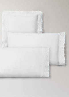 Two garment-dyed cotton pillowcases with wide lace 50x75 cm — White 4