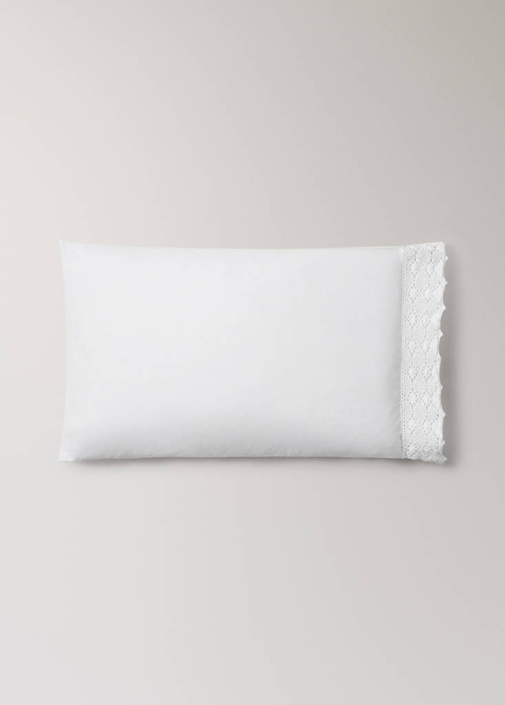 Two garment-dyed cotton pillowcases with wide lace 50x75 cm — White