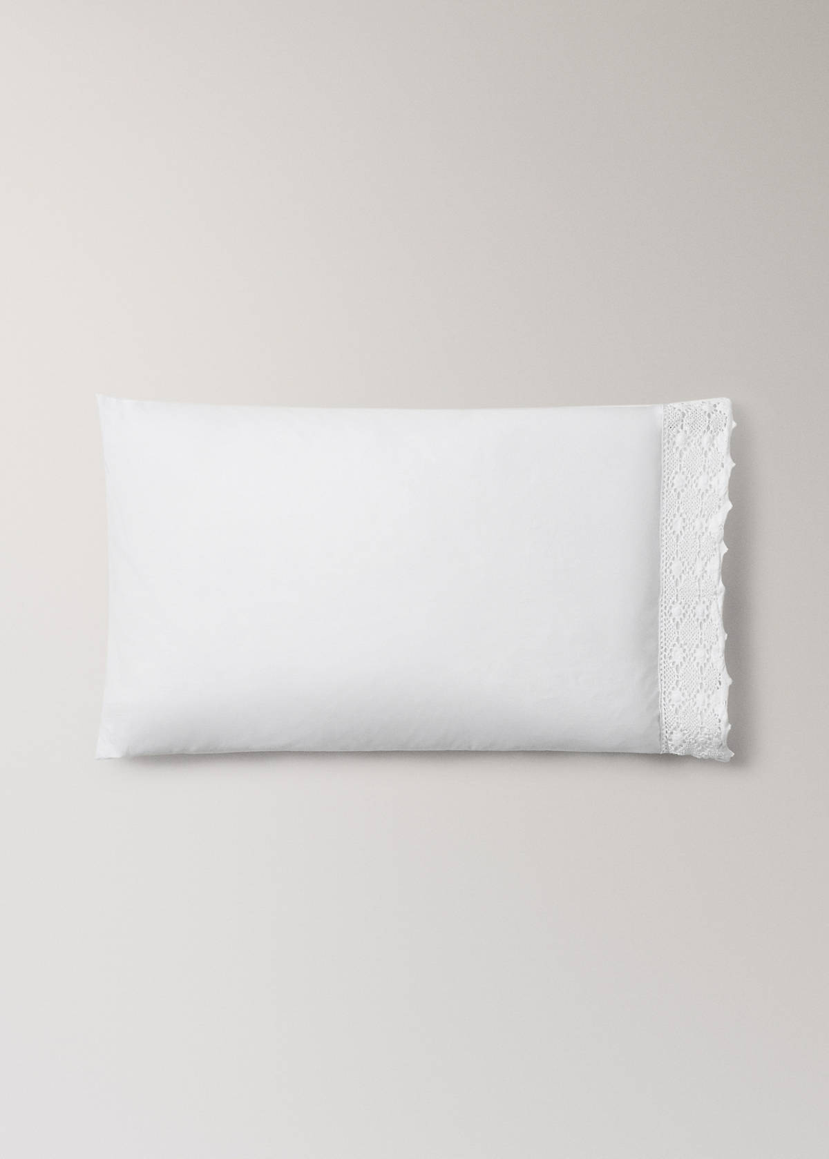 Two garment-dyed cotton pillowcases with wide lace 50x75 cm — White