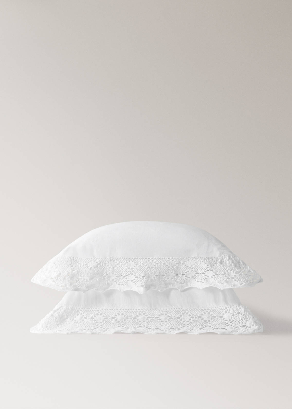 Two garment-dyed cotton pillowcases with wide lace 60x60 cm — White